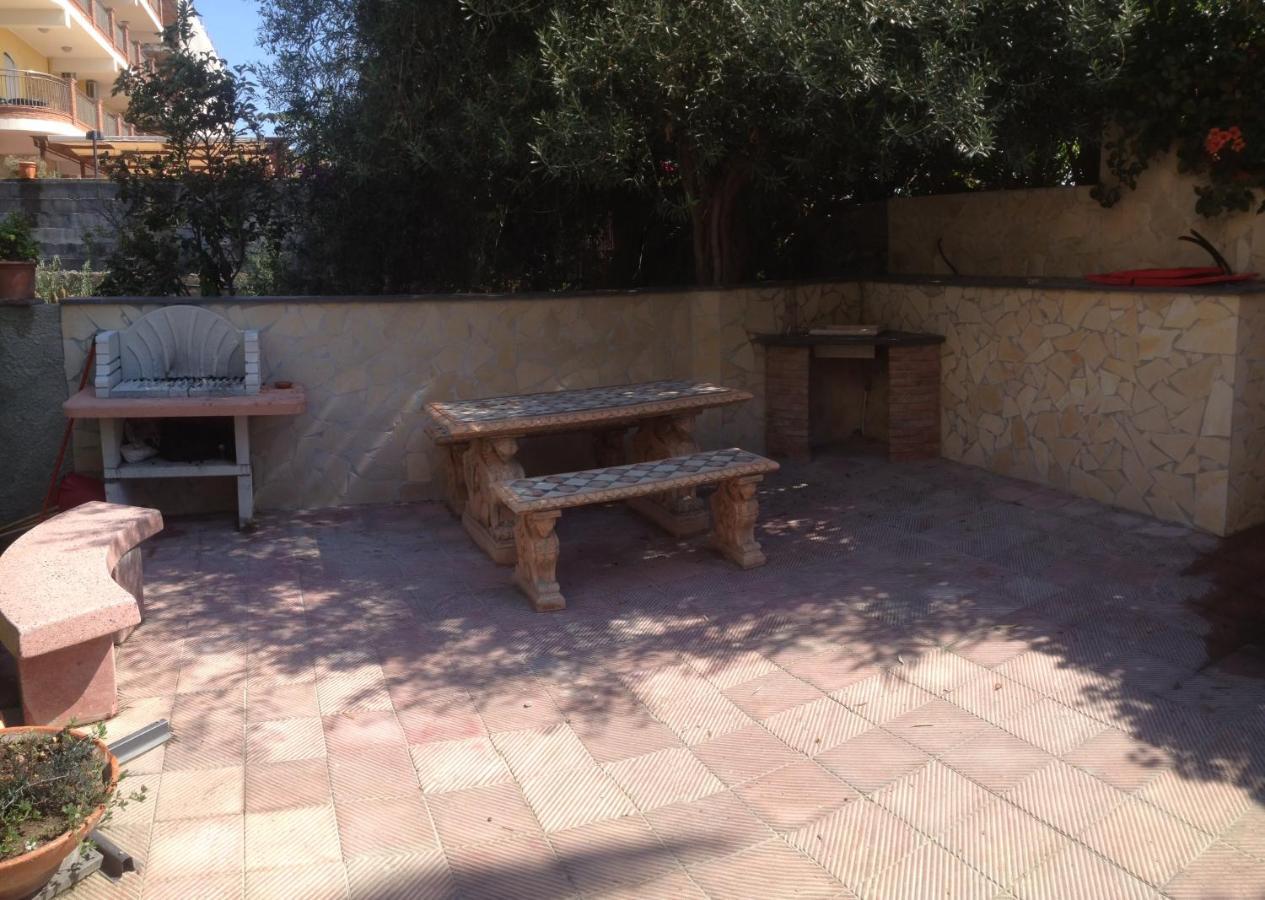 Le Zagare Apartments Sant'Alessio Siculo Bagian luar foto