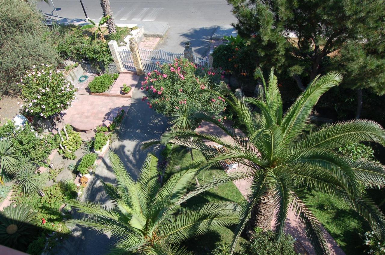 Le Zagare Apartments Sant'Alessio Siculo Bagian luar foto