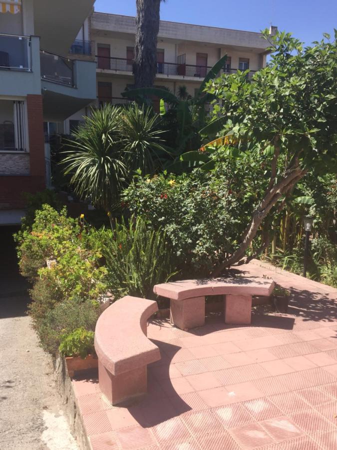Le Zagare Apartments Sant'Alessio Siculo Bagian luar foto