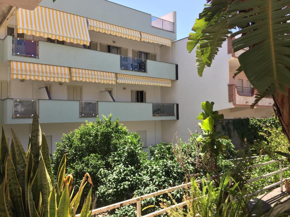 Le Zagare Apartments Sant'Alessio Siculo Bagian luar foto
