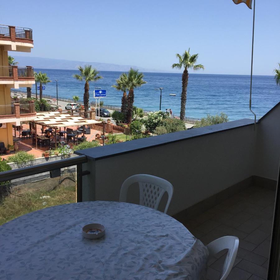 Le Zagare Apartments Sant'Alessio Siculo Bagian luar foto