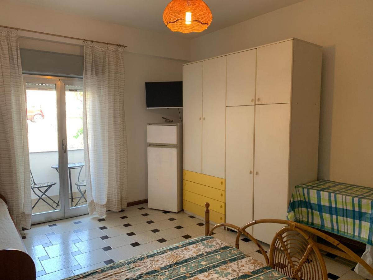 Le Zagare Apartments Sant'Alessio Siculo Bagian luar foto